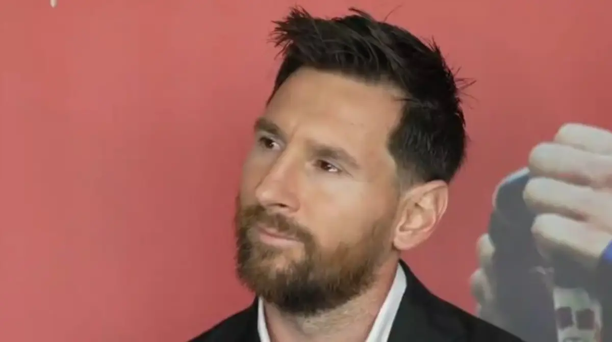 Messi se emocionó al recibir un premio de los hinchas de Barcelona y dejó una llamativa promesa