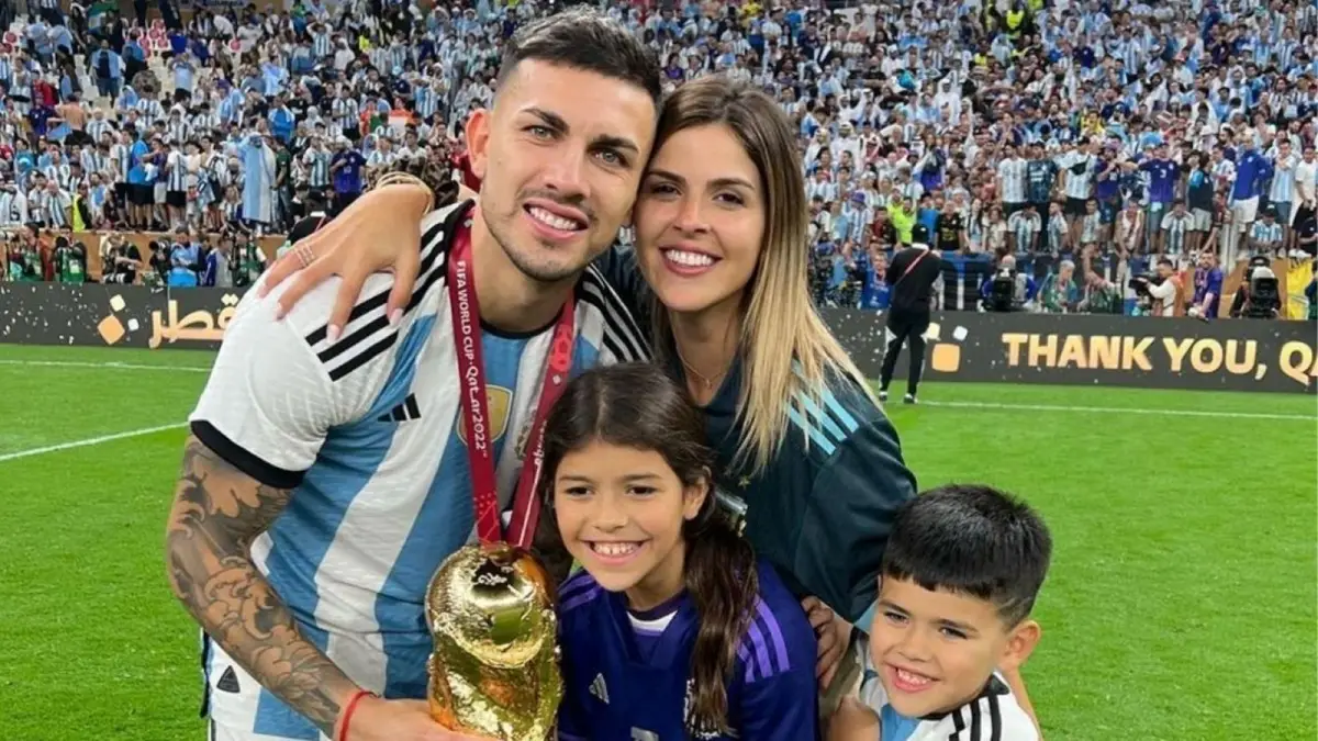 Leandro Paredes junto a su familia