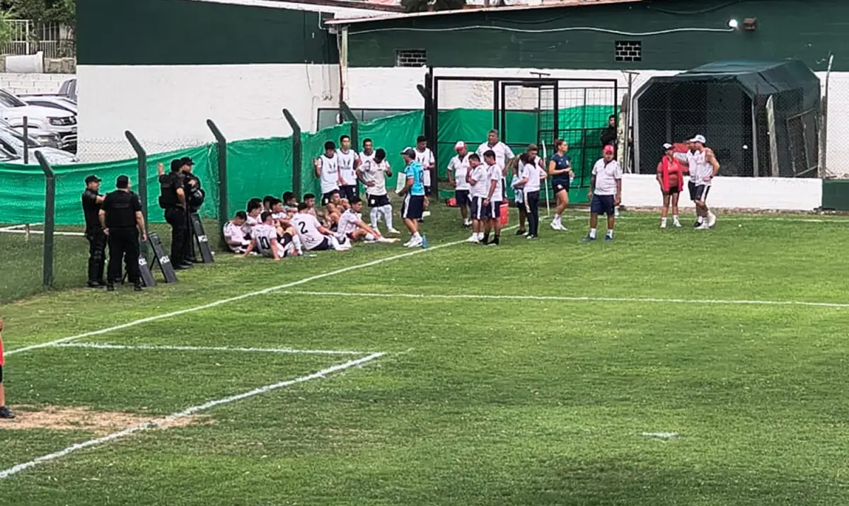 Los jugadores de Tucumán Central tuvieron la charla técnica en el campo de juego tras el final del primer tiempo.