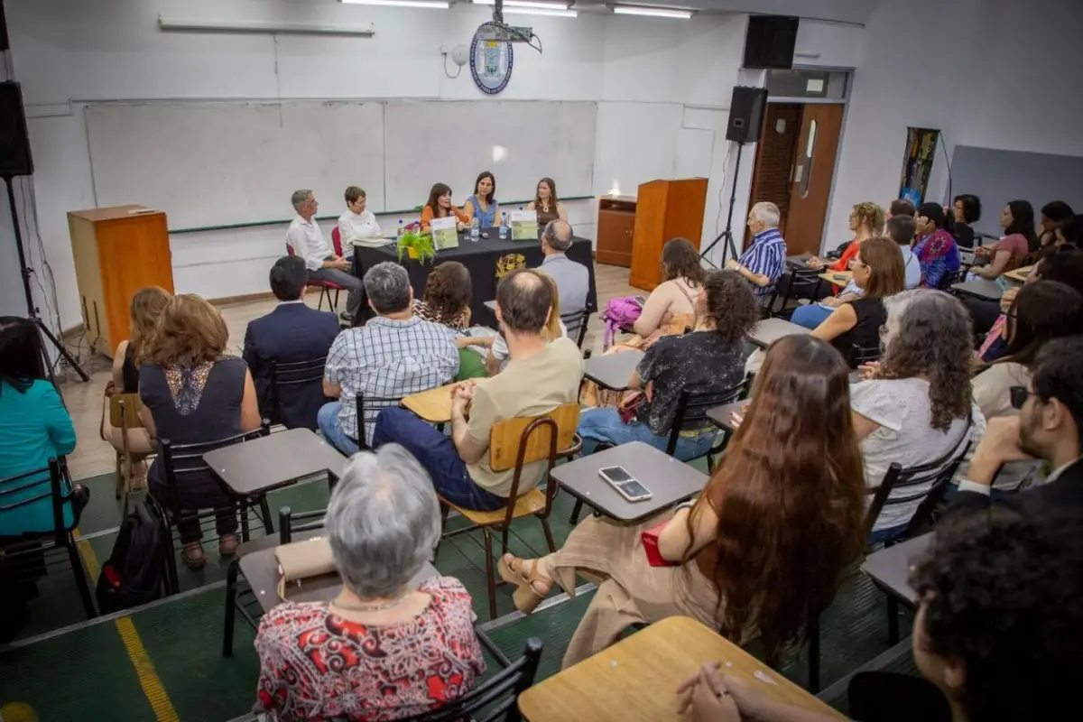 BUENA CONCURRENCIA. La cita fue en el anfiteatro de la Facultad. Al fondo, el panel con los presentadores.