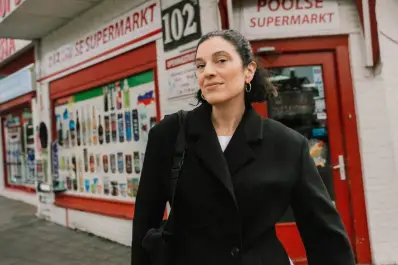 Amiga, hablemos de plata (o por qué nos cuesta tanto hacerlo)