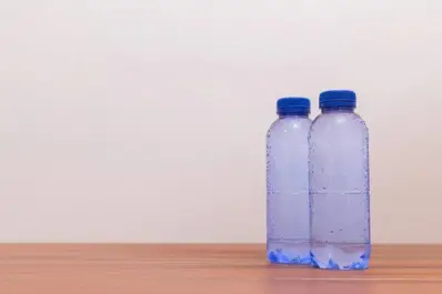 Ejercitarse en casa nunca fue tan fácil: cómo convertir una botella de agua en tu mejor aliada fitness