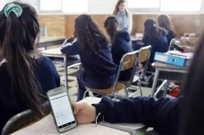 Celulares en las escuelas tucumanas: ¿herramienta pedagógica o riesgo creciente?