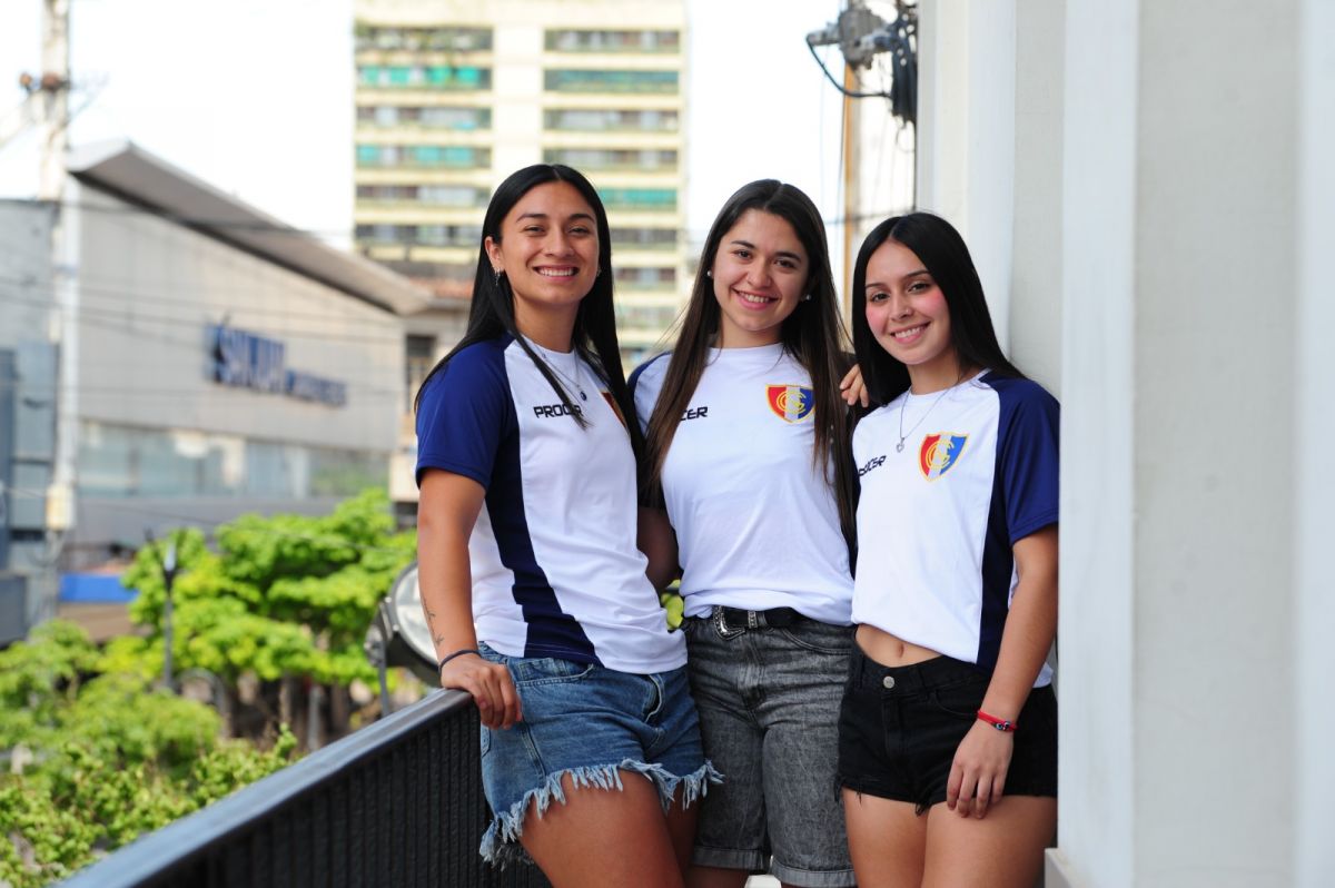 EN LA REDACCIÓN. Las jugadores de Natación y Gimnasia posaron en LA GACETA, tras la conquista del Anual.