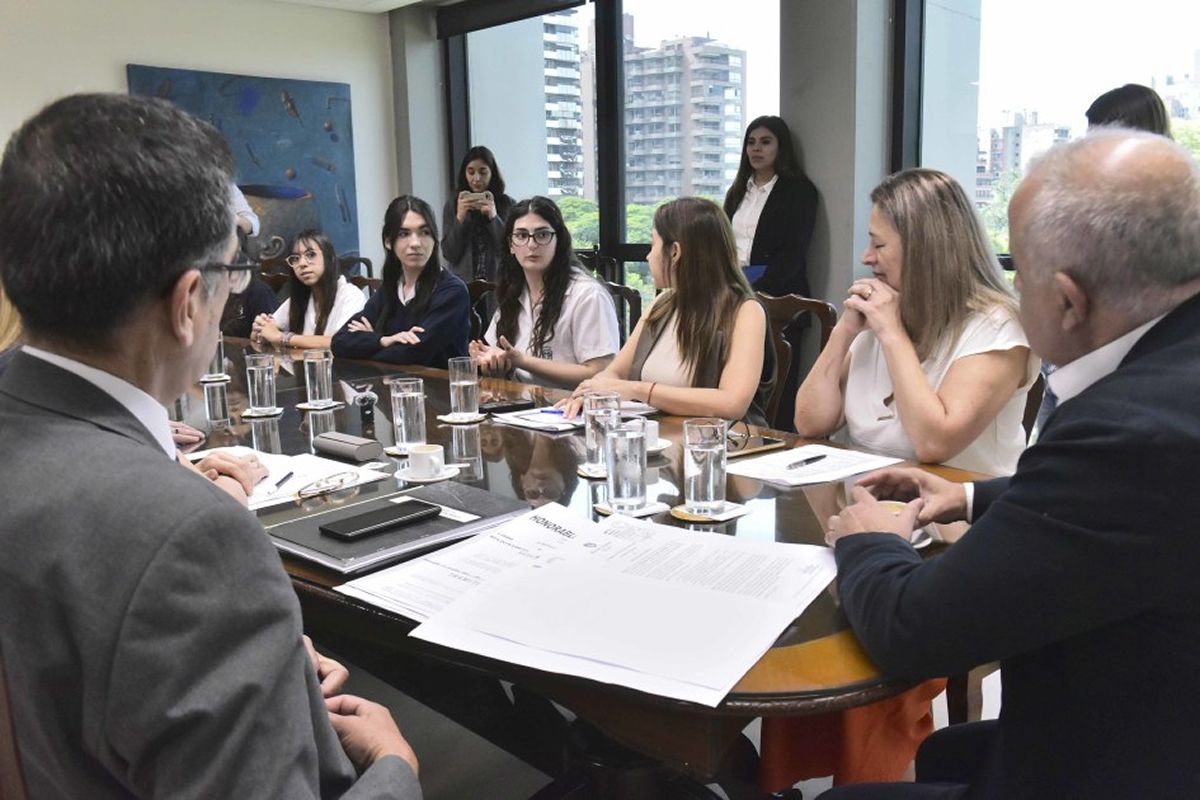 ESTUDIANTES. Alumnas del Colegio María Auxiliadora participaron de la reunión de Comisión donde su proyecto obtuvo dictamen.