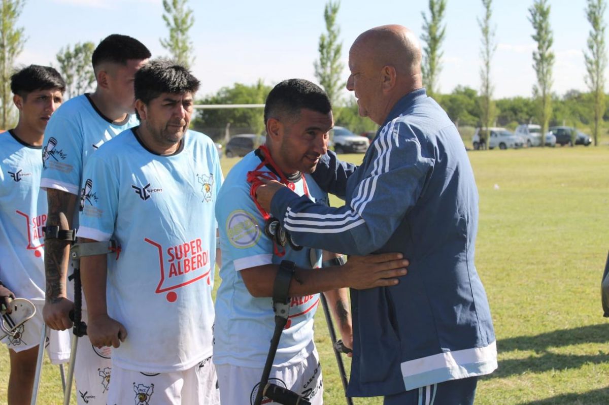 MEDALLA. Los jugadores reciben la presea por haber logrado el subcampeonato. Más allá de la derrota en la final, lo conseguido los llenó de orgullo.