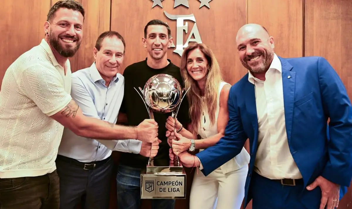 Jorge Broun, Ariel Holan, Ángel Di María, Carolina Cristinziano y Gonzalo Belloso fueron a recibir el trofeo de Campeón de la Liga 2025.