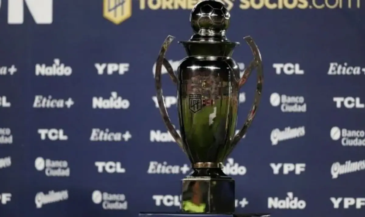 El trofeo del torneo Clausura.