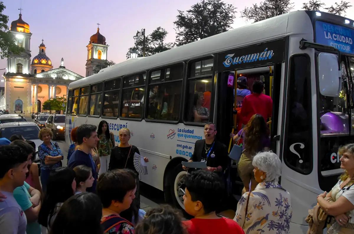 El Bus Turístico ya se convirtió en un clásico de los fines de semana del que disfrutan los tucumanos de la capital.