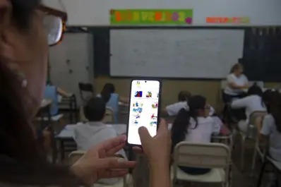 “No hay un criterio unificado”: ¿prohibir o regular? El dilema del celular en el aula