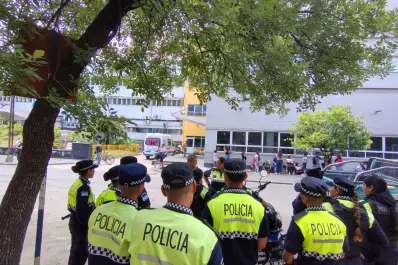 En medio del grave cuadro de la pequeña baleada, hubo incidentes frente al Hospital de Niños