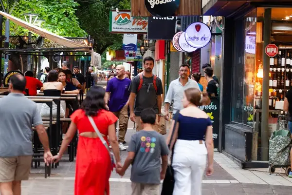 Fin de semana extra largo: ¿cómo funcionarán los comercios y los bancos este viernes?