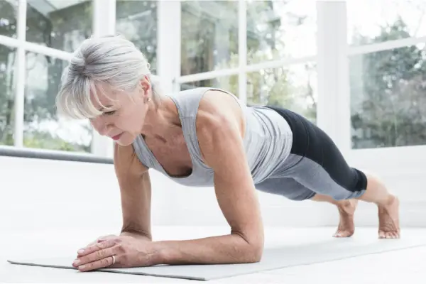 ¿Cuántas veces a la semana debo entrenar para mantener la masa muscular después de los 40?