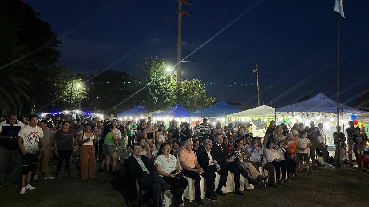 COMUNIDAD. Familias, estudiantes y vecinos acompañaron la muestra anual y celebraron los trabajos del cierre de ciclo.