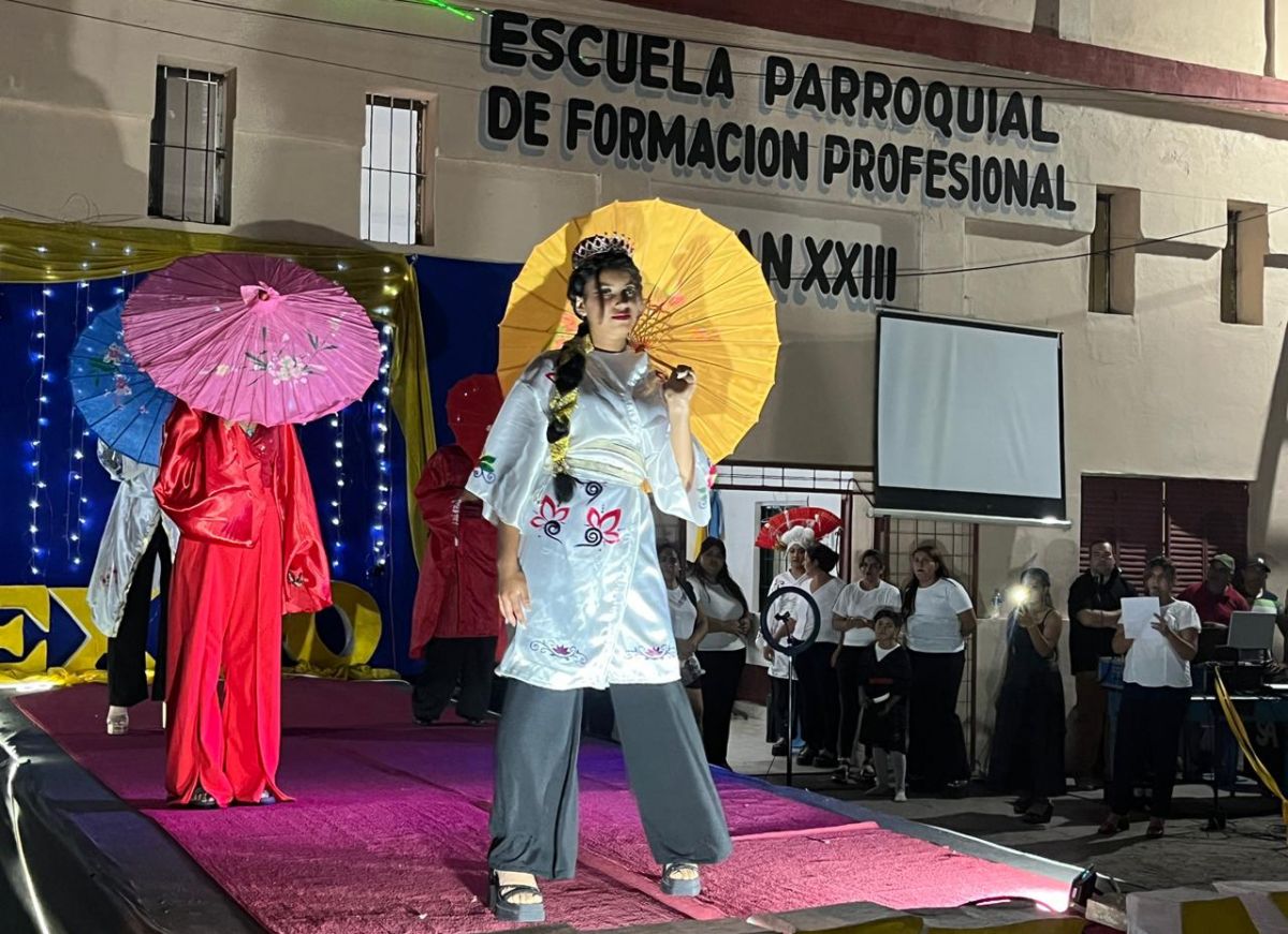 DESFILE ORIENTAL. El cierre del ciclo incluyó una puesta escénica inspirada en la cultura oriental, con kimonos, accesorios y peinados elaborados por las alumnas.