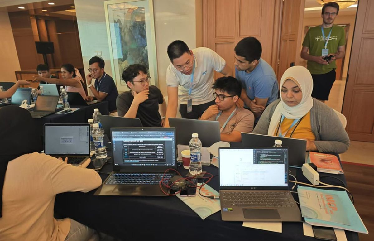 TRABAJO GRUPAL. El equipo del joven de Aguilar en plena producción en China. / CORTESÍA FACUNDO ABACA