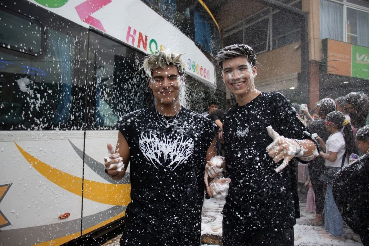 RECIÉN LLEGADOS. Los ganadores sonríen cubiertos de espuma.