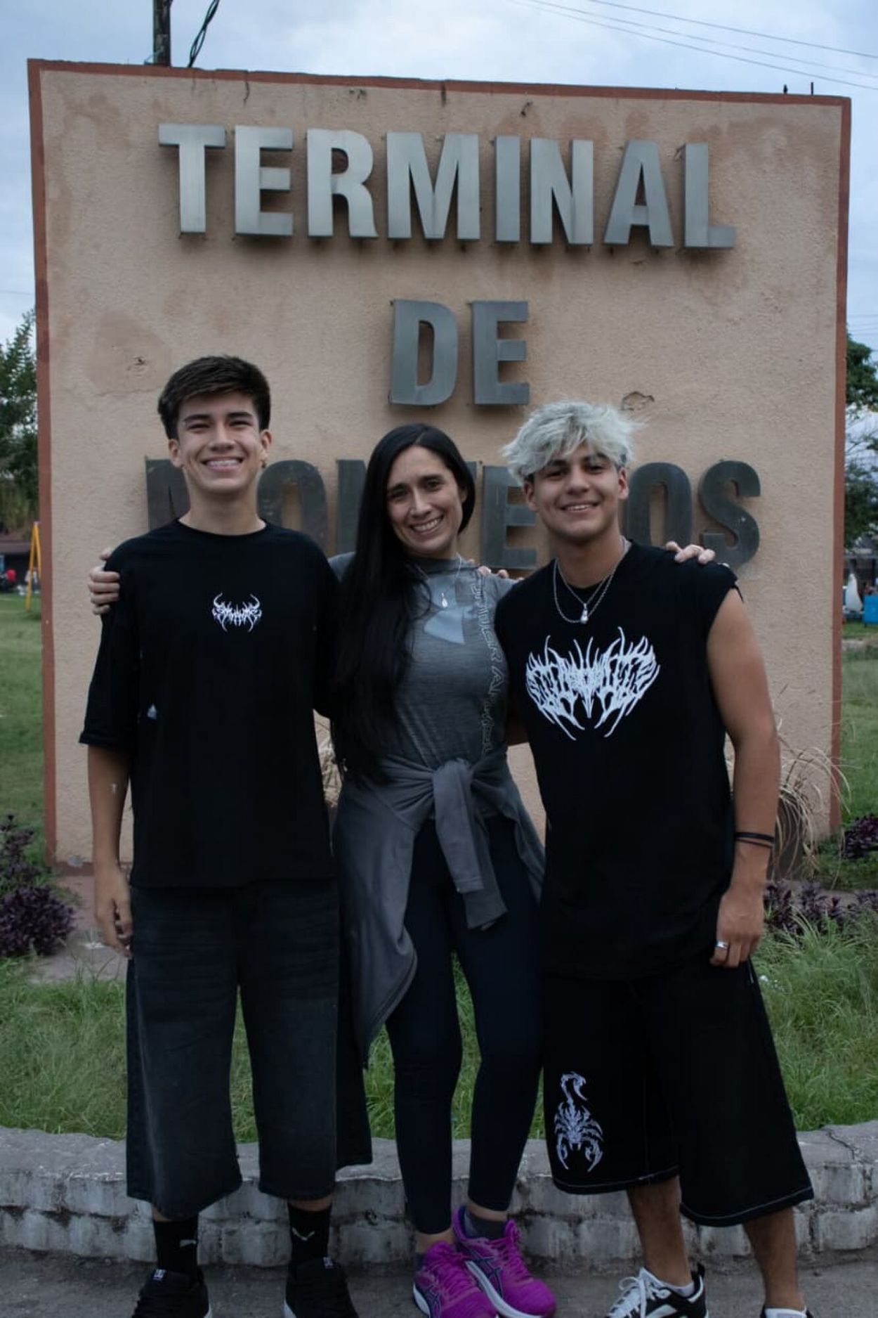 CONTENTOS. Los campeones posan con la profesora Paulina Zelarayán.