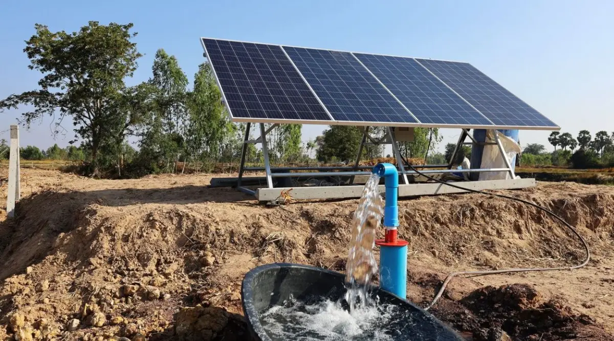 Riego mediante bombas de agua que funcionan con energía solar