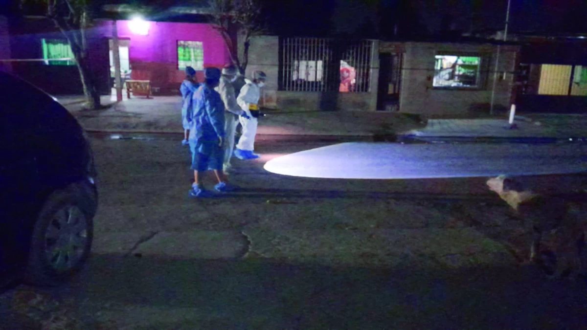 BUSCANDO EVIDENCIAS. Los peritos del Ministerio Público realizan un barrido por la zona donde se registró el mortal ataque a balazos.