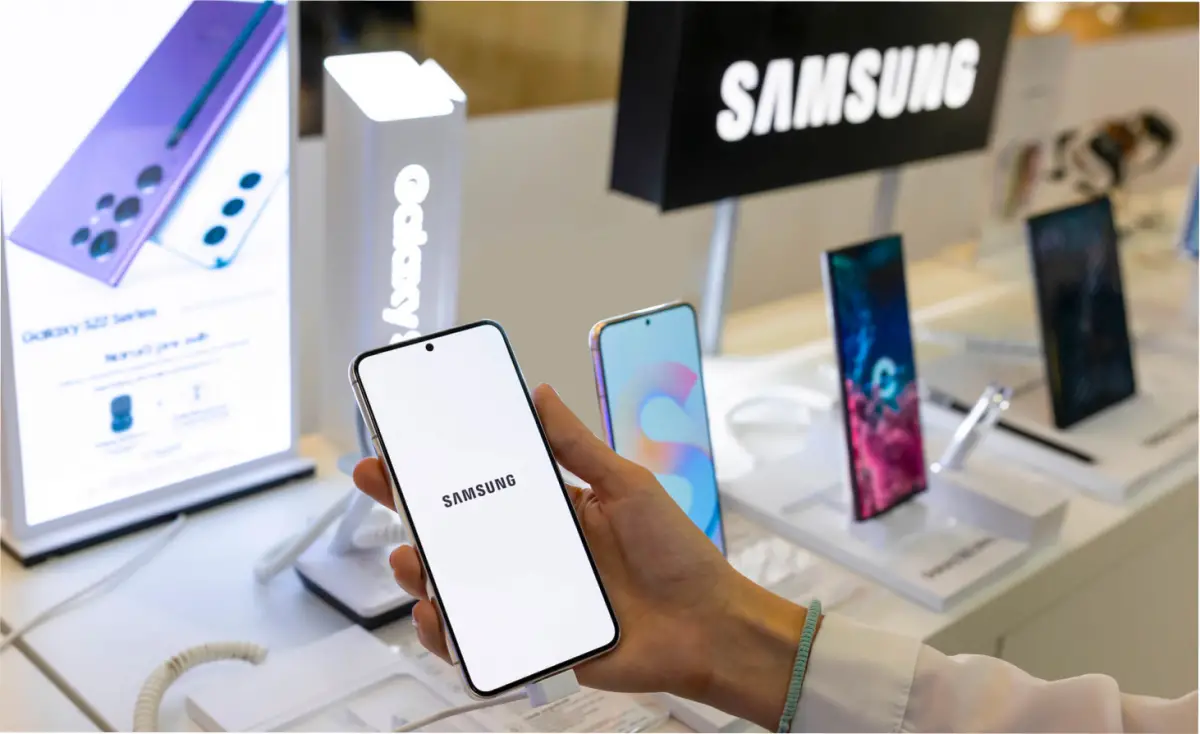 Celulares a mitad de precio en una tienda digital.