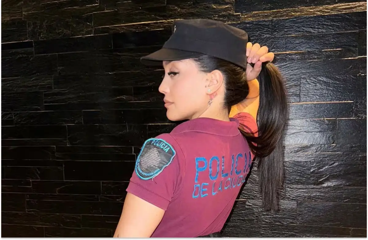 El uso del unifrome protocolar desató un debate en torno a la profesionalidad de la agente.