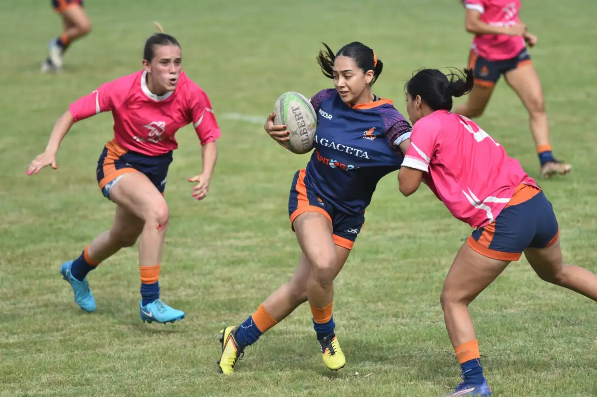 EN ACCIÓN. Las Naranjitas participaron de partidos amistosos que elevaron el nivel rugbístico de la jornada.