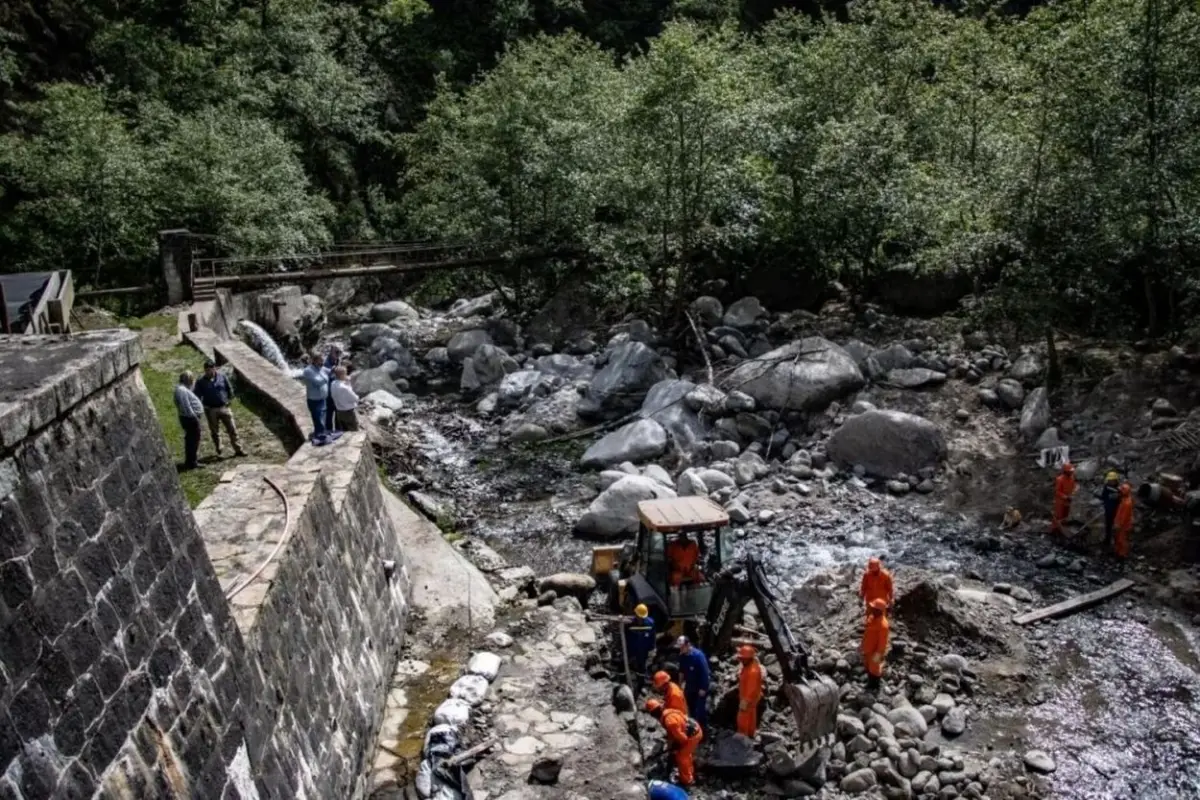 Pagani y Caponio visitaron la obra del acueducto de Anfama, que presenta un avance del 80%