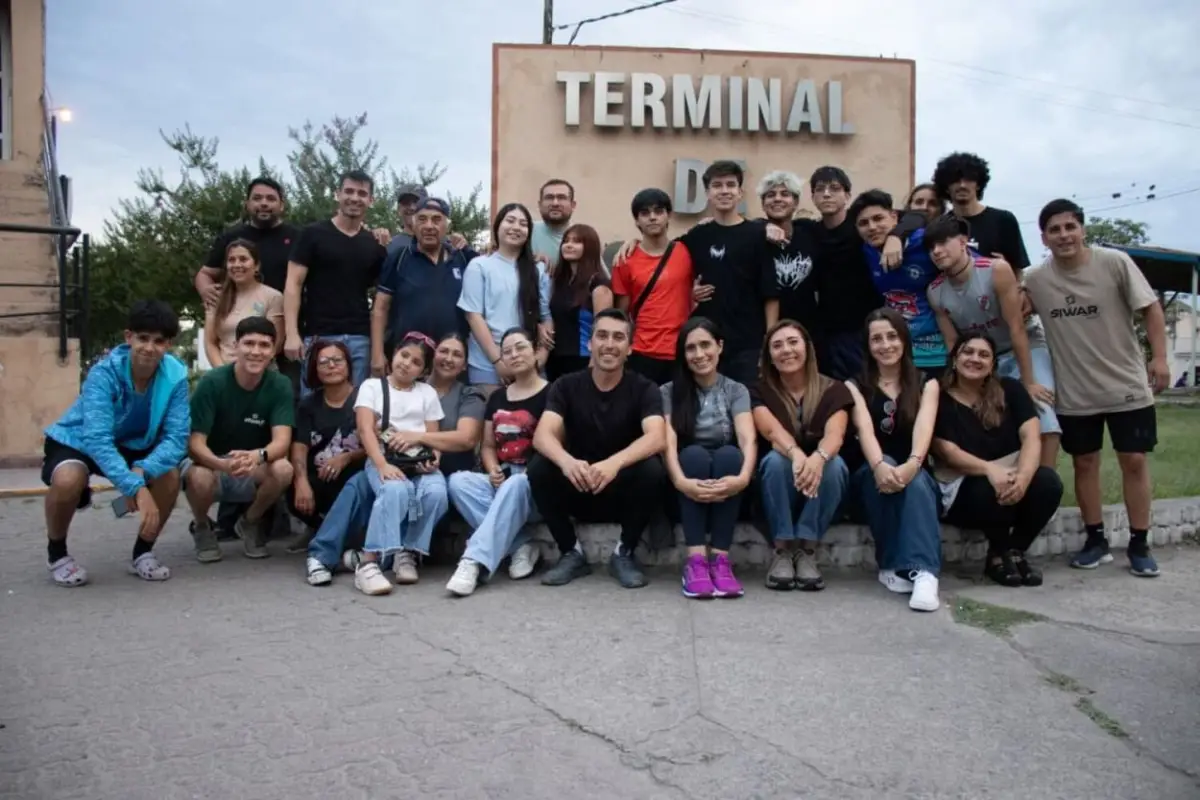 EN CASA. Los estudiantes de quinto año de la escuela Normal Julio Argentino Roca fueron recibidos por sus familias en la terminal de ómnibus.