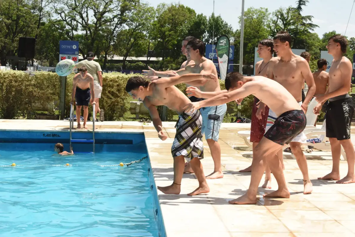 Los jugadores de los diferentes clubes aprovecharon la pileta para refrescarse.