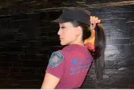 Suspendieron a la policía tiktoker por las fotos y videos que compartía usando uniforme