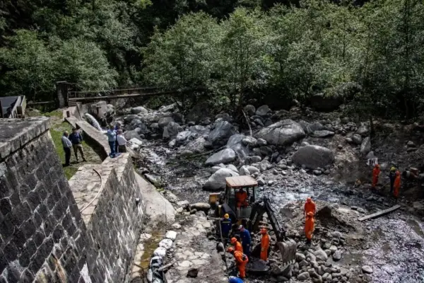 Pagani y Caponio visitaron la obra del acueducto de Anfama, que presenta un avance del 80%