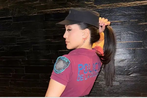 Suspendieron a la policía tiktoker por las fotos y videos que compartía usando uniforme