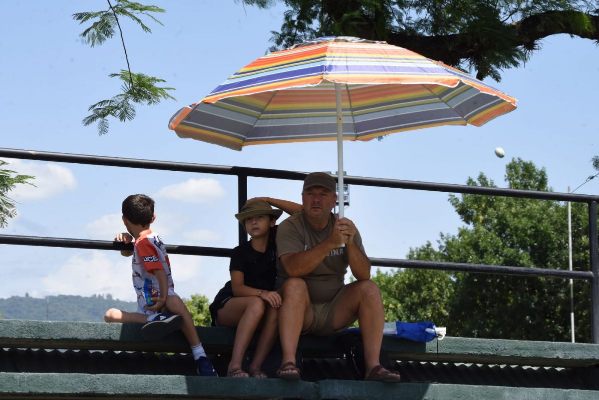 La otra vida del Veco Villegas: pileta, básquet, cantina y recuerdos en una mañana sofocante