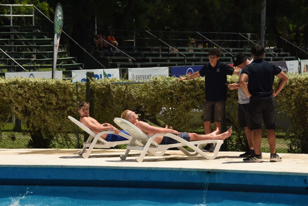 La otra vida del Veco Villegas: pileta, básquet, cantina y recuerdos en una mañana sofocante