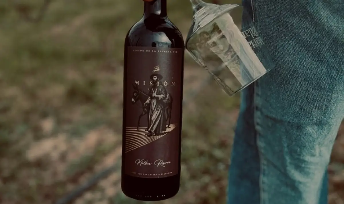 EL ORIGEN. La etiqueta del Malbec de Finca María del Pilar resume la historia de cómo llegó la vid a Santiago del Estero.