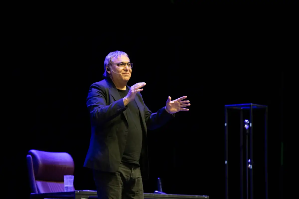 EN ESCENA. El profesional cautivó a la audiencia con una propuesta íntima y profundamente reflexiva.