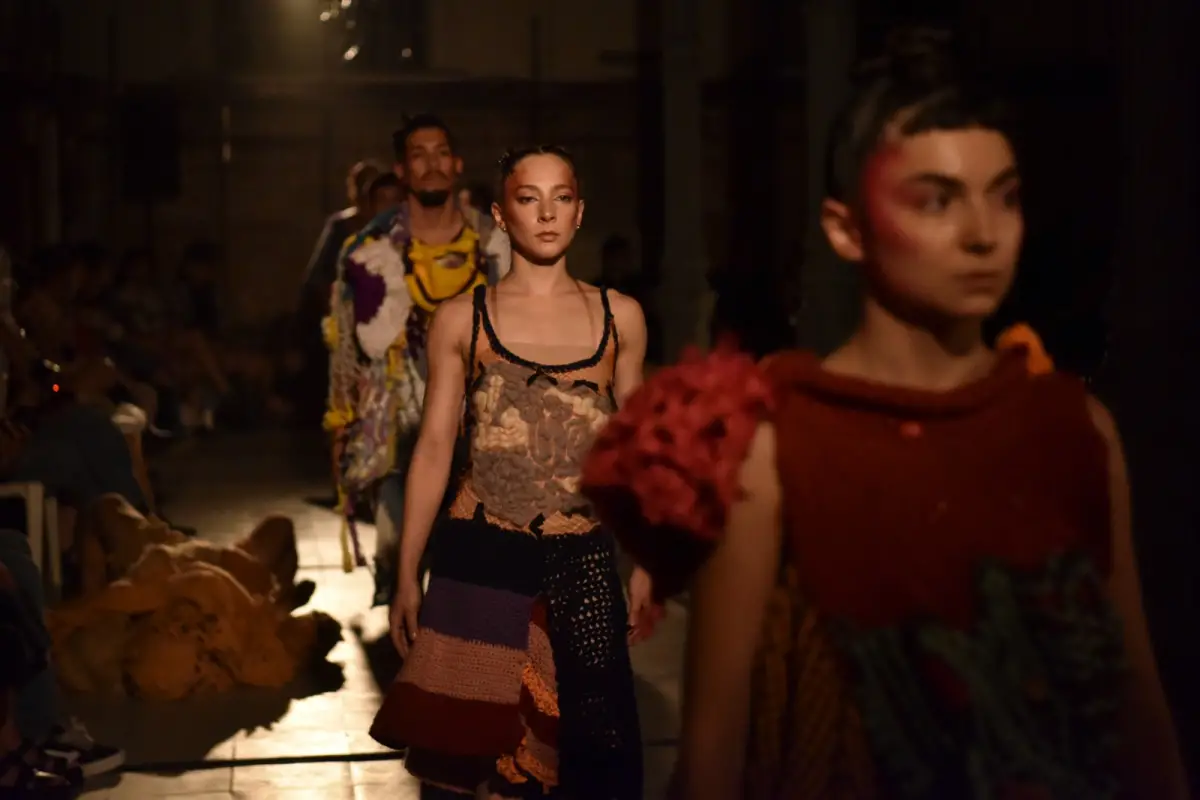 CAMINATA. En la parte más clásica del desfile, los modelos caminan luciendo las prendas creadas por los estudiantes. LA GACETA / FOTO DE MATÍAS VIEITO