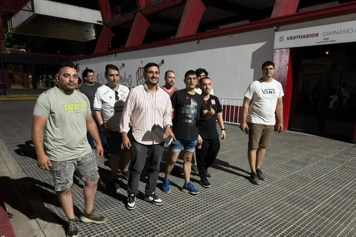 SONRIENTE. Rodríguez (de camisa) avanza junto a los integrantes de su fórmula “Modernicemos San Martín”.