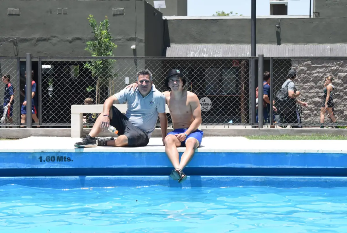 Jorge y Juan Cruz Belotti en la pileta de Tucumán Rugby.