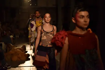 Una noche en el museo: la pasarela cuadrada, modelos que bailan y un niño que irrumpe, ¿qué pasó en el Timoteo Navarro el fin de semana?