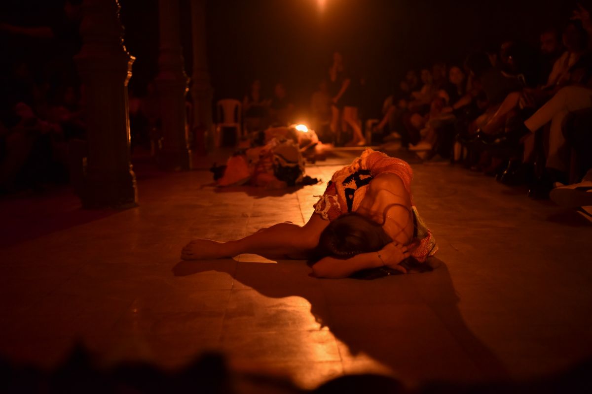 ANTES DE EMPEZAR. Los bailarines acostados en la particular pasarela, minutos antes de empezar el espectáculo. LA GACETA / FOTO DE MATÍAS VIEITO