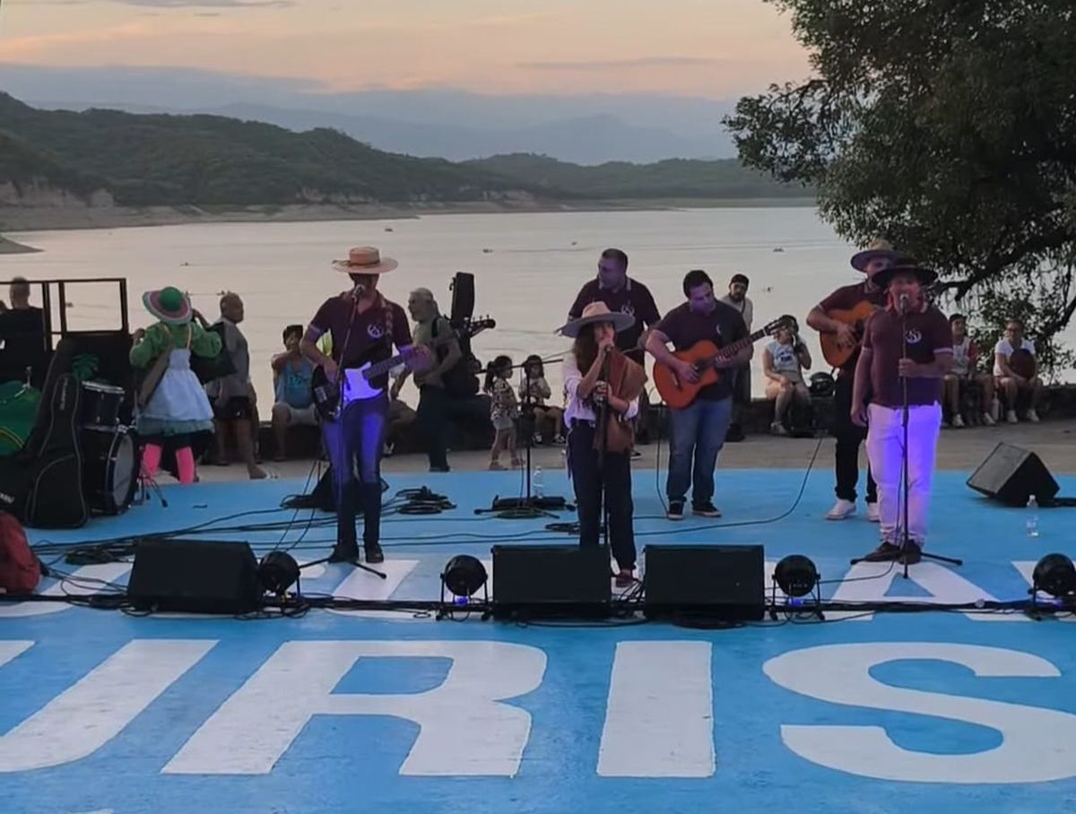 ARTE EN VIVO. Los ingeniosos Tuquito y Yunguita fueron los encargados de abrir el “Festapir” en El Cadillal ante la multitud presente.