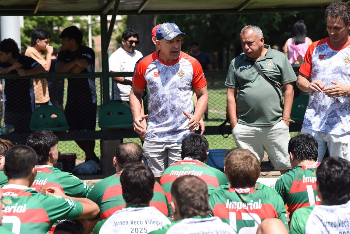 CHARLA TÉCNICA. Molinuevo valoró el esfuerzo de sus dirigidos en cada partido.