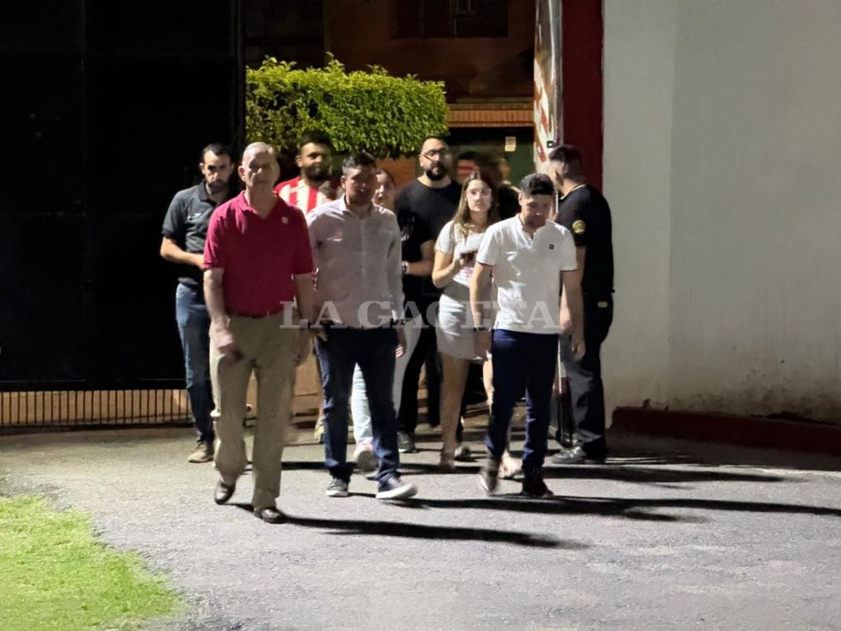 CIERRE. Mirkin avanzó con su equipo hacia el primer piso y se convirtió en el último en ingresar con la lista.