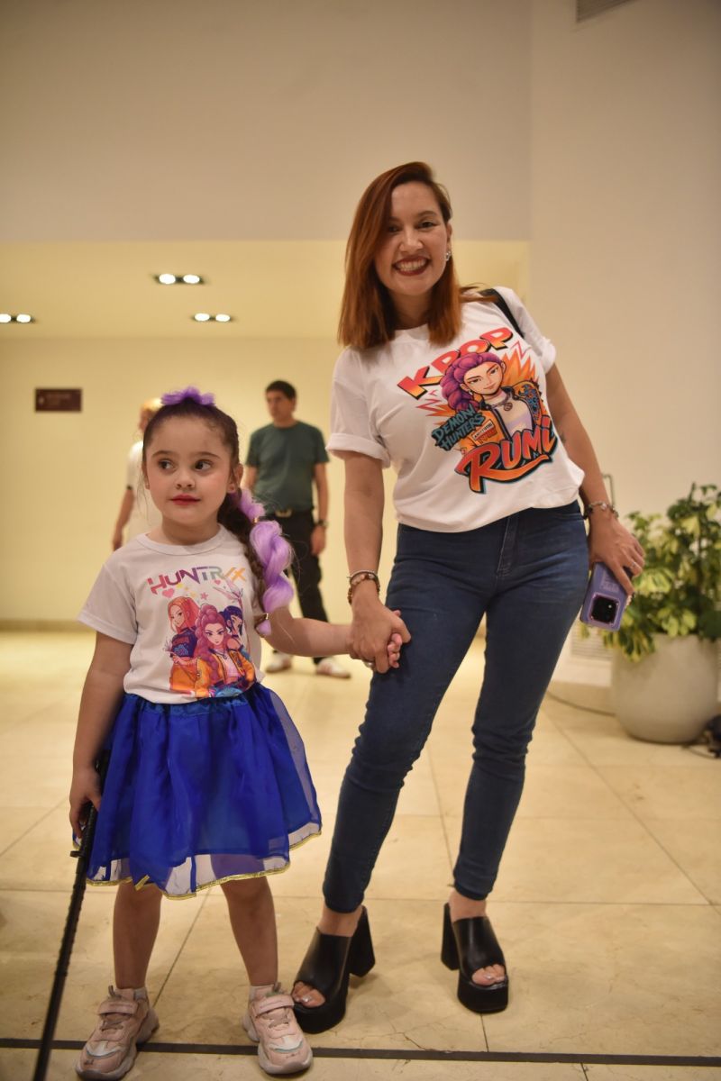 CON MAMÁ. Renata y su mamá, Romina posan con la vestimenta de la película.