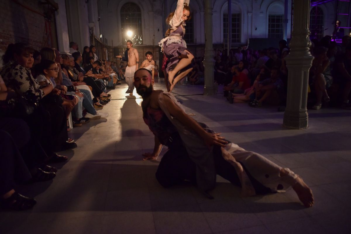 EN MOVIMIENTO. Los modelos bailarines, durante el desfile en el Timoteo Navarro, el viernes pasado. LA GACETA / FOTO DE MATÍAS VIEITO