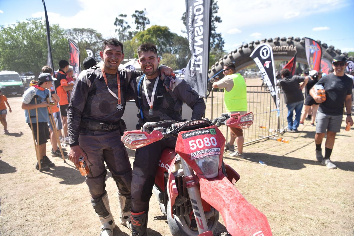 FELICES. Mateo Portillo posa junto a su compañero Maxiliano Arias, tras finalizar el Transmontaña.
