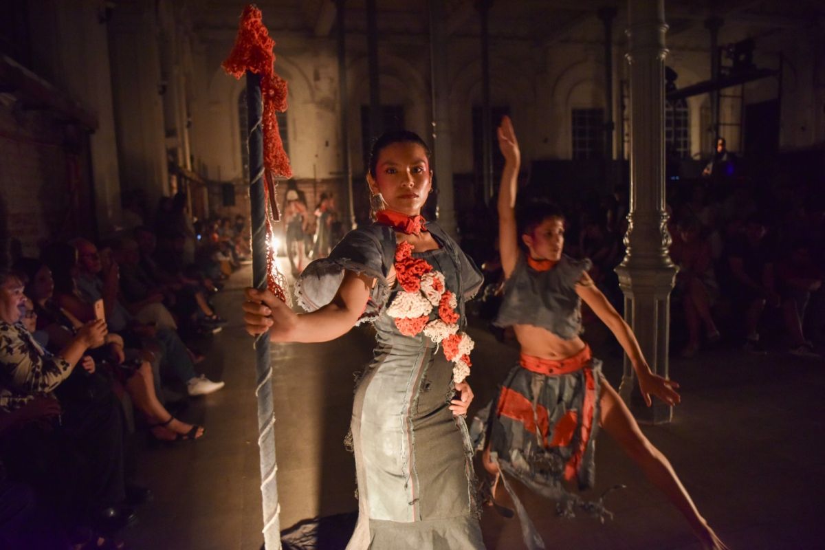 ¿LANZA? Una de las modelos luciendo prendas diseñadas por estudiantes de la carrera de Indumentaria y Textil. LA GACETA / FOTO DE MATÍAS VIEITO