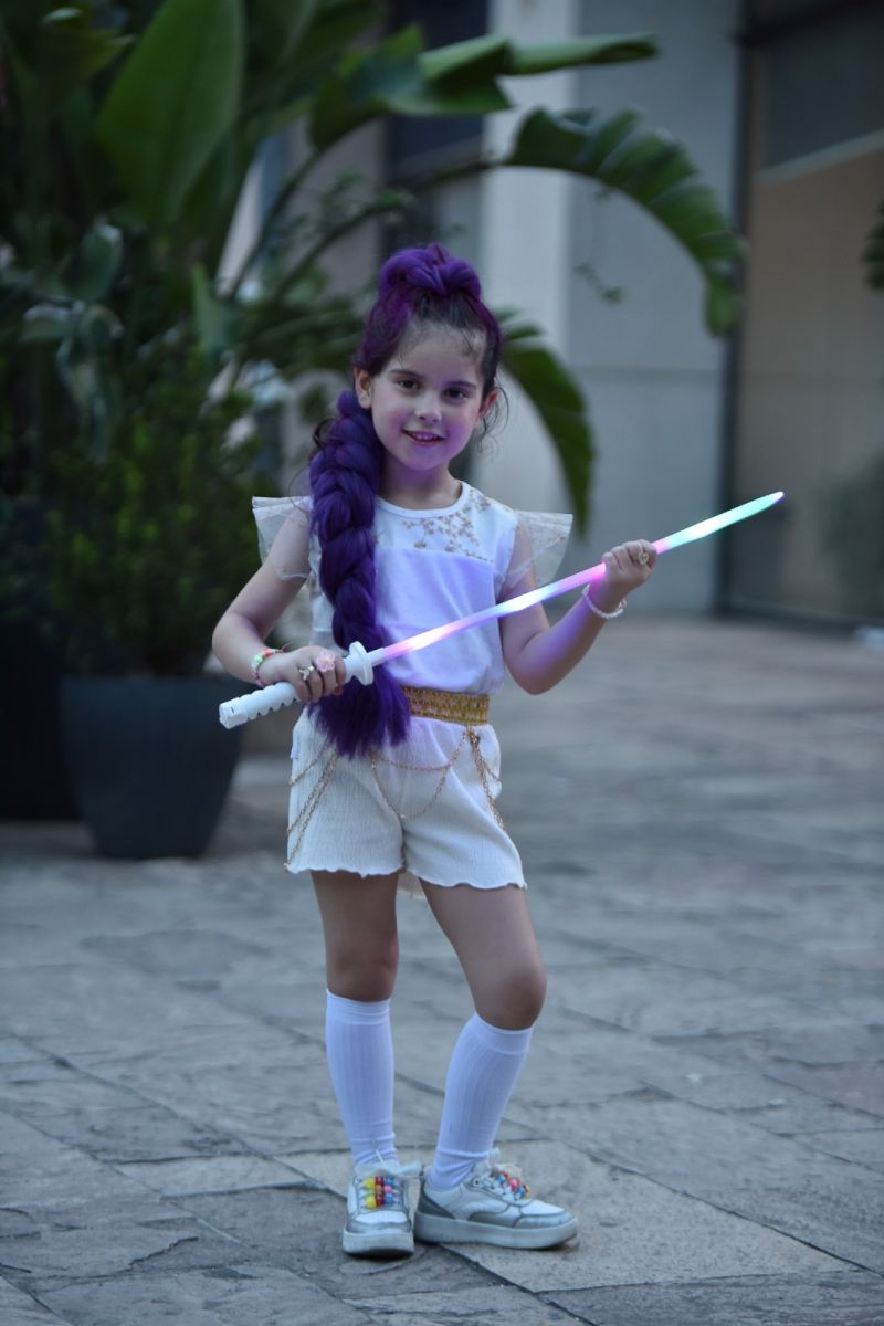 MINI GUERRERA. Una niña con vestida como el personaje, Rumi.